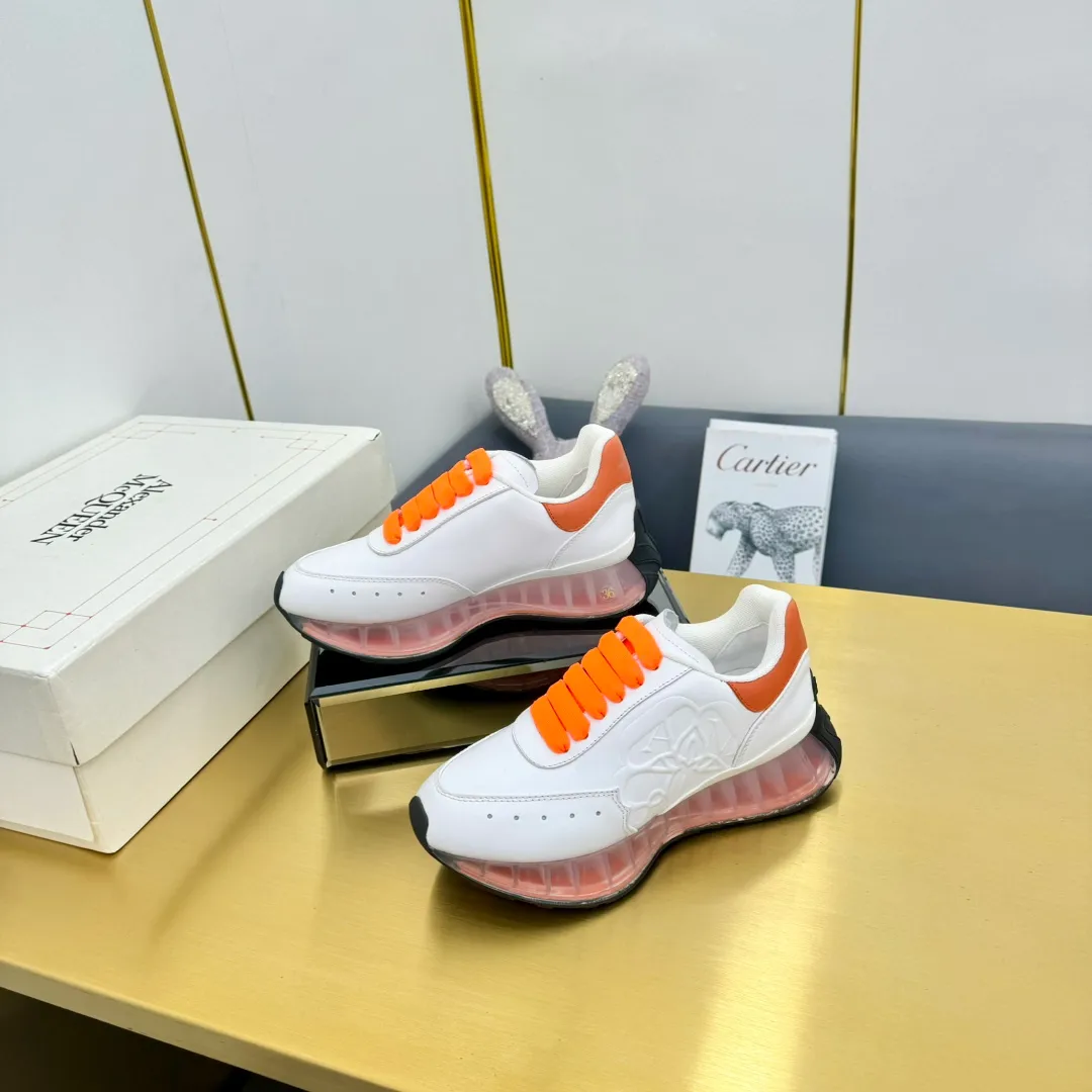 👟👟Ex-factory price 680👟👟 Top version of air cushion bottom, couple size 35-44 🔥ALEXANDER MCQUEEN/Alexander McQueen 2024 new Sprint sports running dad shoes top version Sprint Runner uses white imported environmentally friendly leather splicing and printed concave and convex font technology for the upper and outline Seal logo. Alexander McQueen LUGO logo on the heel and tongue with Alexander McQueen signature. The sneakers feature an oversized runner's sole, which makes running comfortable and convenient. Fabric: Calfskin and cloth Lining: Mesh and sheepskin lining Filled heel non-slip and wear-resistant back cover Foot: Imported PoLo injection molded sheepskin foot Outsole: Air cushion Standard size 35-44 Female size 35-39 Male size 40-44